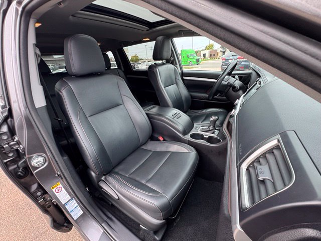 Used 2017 Toyota Highlander XLE AWD/4WD image 11