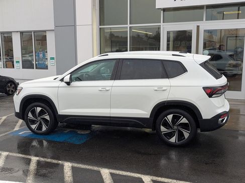 Used 2025 Volkswagen Taos SE image 2