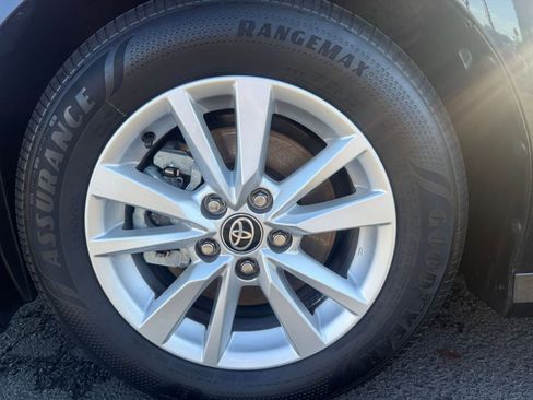 Used 2025 Toyota Camry LE image 28