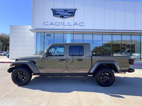 Used 2025 Jeep Gladiator Sport image 2
