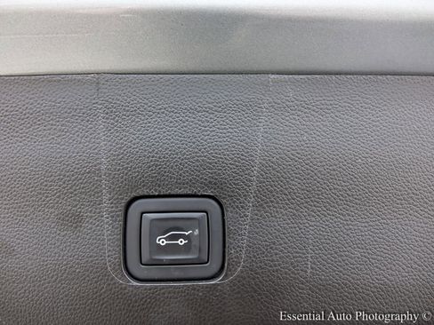 Used 2023 Chevrolet Traverse RS image 34