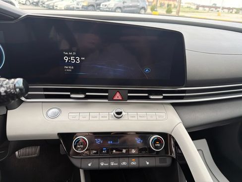 Used 2025 Hyundai Elantra Limited FWD image 19