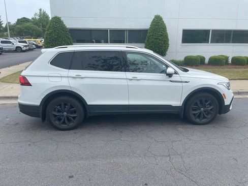 Certified 2024 Volkswagen Tiguan SE w/ Panoramic Sunroof Package FWD image 10