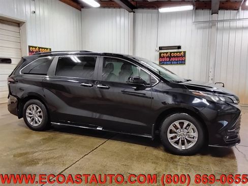 Used 2025 Toyota Sienna XLE FWD image 5