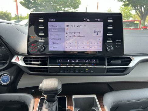 Used 2023 Toyota Sienna LE AWD/4WD image 18