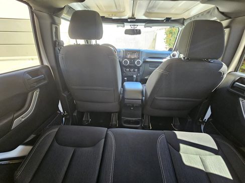 Used 2014 Jeep Wrangler Unlimited Sahara w/ Connectivity Group AWD/4WD image 15