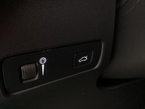 Used 2022 Volvo XC40 T5 Inscription w/ Climate Package image 19