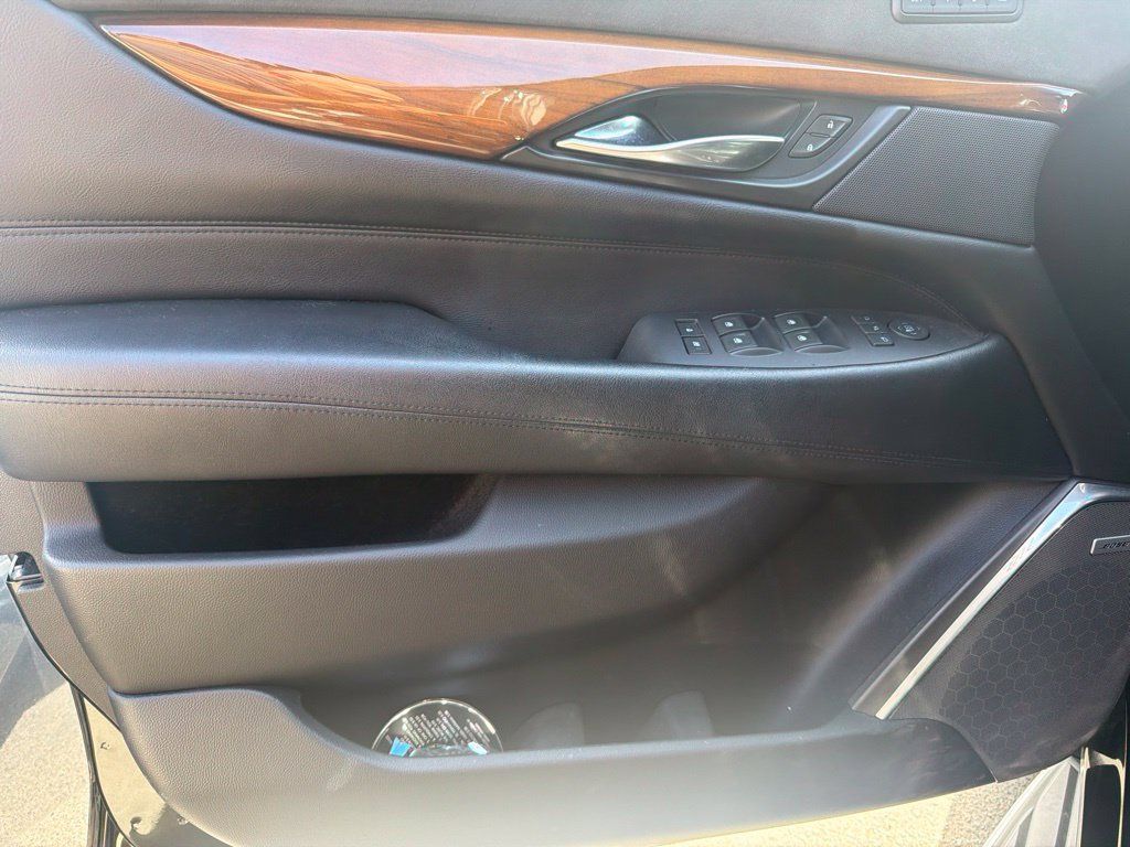 Used 2018 Cadillac Escalade Luxury RWD image 7