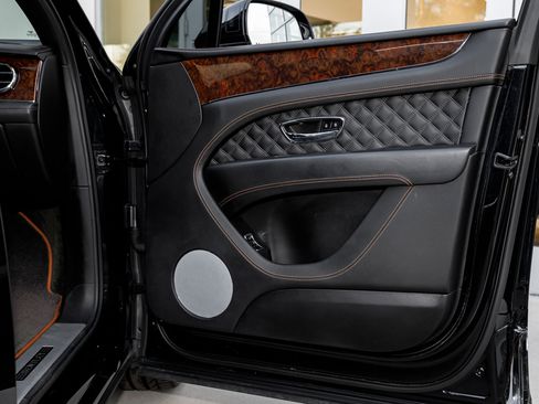 Used 2022 Bentley Bentayga image 25