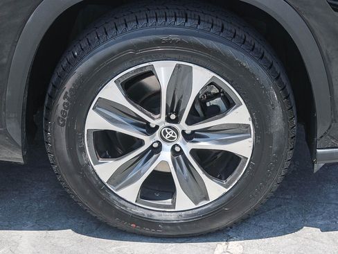 Used 2021 Toyota Highlander XLE FWD image 11