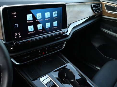 Used 2025 Volkswagen Atlas SE FWD image 18