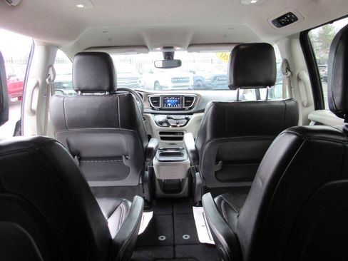 Used 2020 Chrysler Voyager Lxi image 23