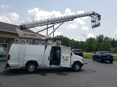 Used 2005 Ford E-350 and Econoline 350 Extended Super Duty RWD image 3