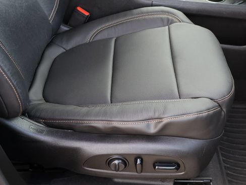 Used 2020 Chevrolet Traverse Premier FWD image 33