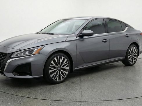 Used 2025 Nissan Altima 2.5 SV image 3