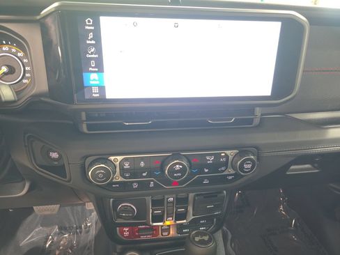 Used 2024 Jeep Wrangler Unlimited Rubicon w/ Convenience Group AWD/4WD image 19