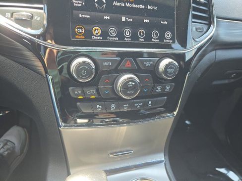 Used 2021 Jeep Grand Cherokee Laredo X image 32