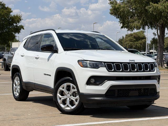 Used 2024 Jeep Compass Latitude AWD/4WD image 2