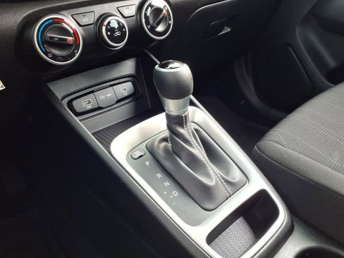 Used 2024 Hyundai Venue SE image 15