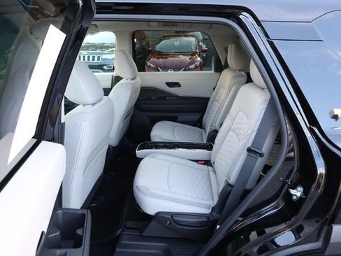 Certified 2025 Nissan Pathfinder SV w/ SV Premium Package AWD/4WD image 23