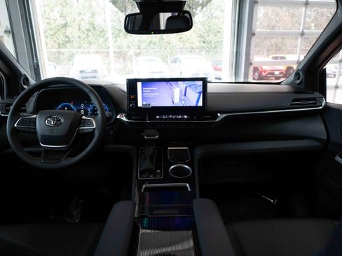 Used 2025 Toyota Sienna XLE Woodland Edition image 20