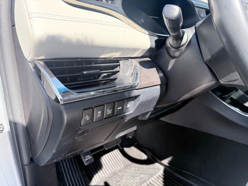 Used 2016 Toyota Avalon Limited image 17