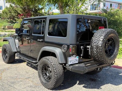 Used 2012 Jeep Wrangler Unlimited Rubicon w/ Connectivity Group AWD/4WD image 2