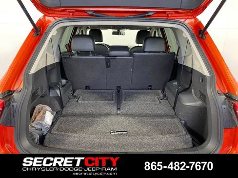 Used 2018 Volkswagen Tiguan SE w/ Panoramic Sunroof Package FWD image 29