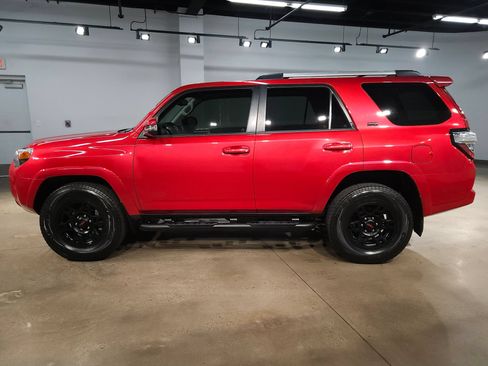 Used 2022 Toyota 4Runner SR5 Premium w/ Moonroof Package AWD/4WD image 4