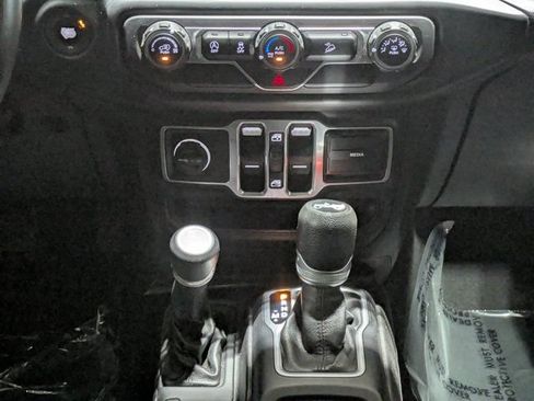 Used 2018 Jeep Wrangler Unlimited Sport S AWD/4WD image 17