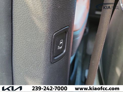 Used 2025 Kia Carnival EX FWD image 19