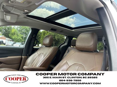 Used 2017 Chrysler Pacifica Limited w/ UConnect Theater Package FWD image 29
