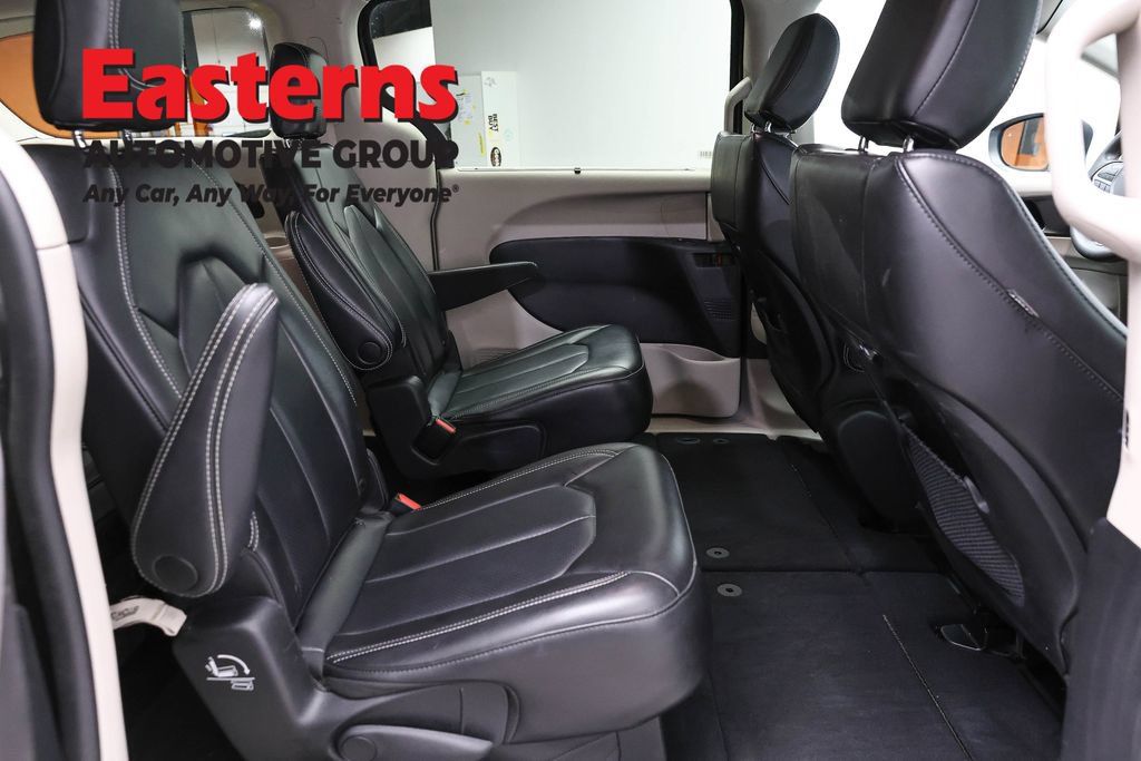 Used 2023 Chrysler Pacifica Touring-L FWD image 26