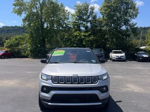 Used 2024 Jeep Compass Limited AWD/4WD image 3