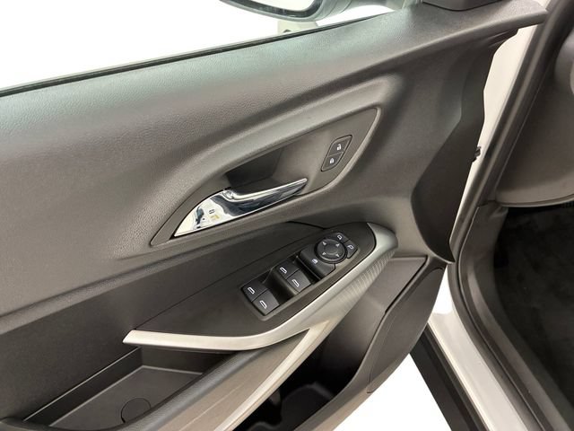 Used 2024 Chevrolet Trax RS w/ Sunroof Package FWD image 13