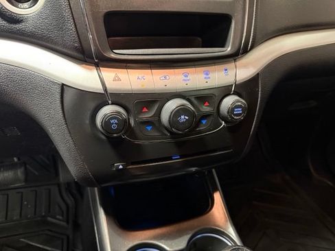Used 2018 Dodge Journey SE w/ Connectivity Group FWD image 18