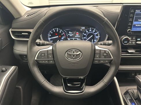 Used 2021 Toyota Highlander XLE image 18