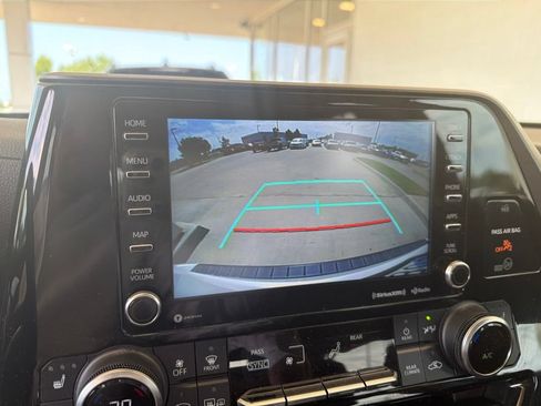 Used 2022 Toyota Highlander XLE FWD image 15