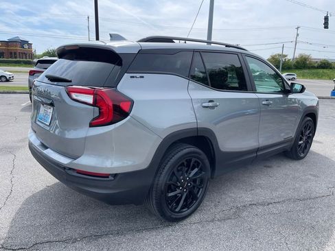 Used 2024 GMC Terrain SLE w/ Driver Convenience Package FWD image 3