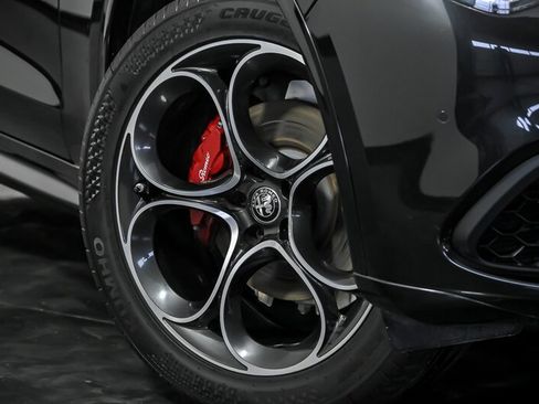 Used 2023 Alfa Romeo Stelvio Veloce image 3