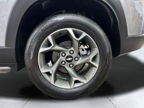 Used 2025 Chevrolet Trax LT w/ Sunroof Package FWD image 63