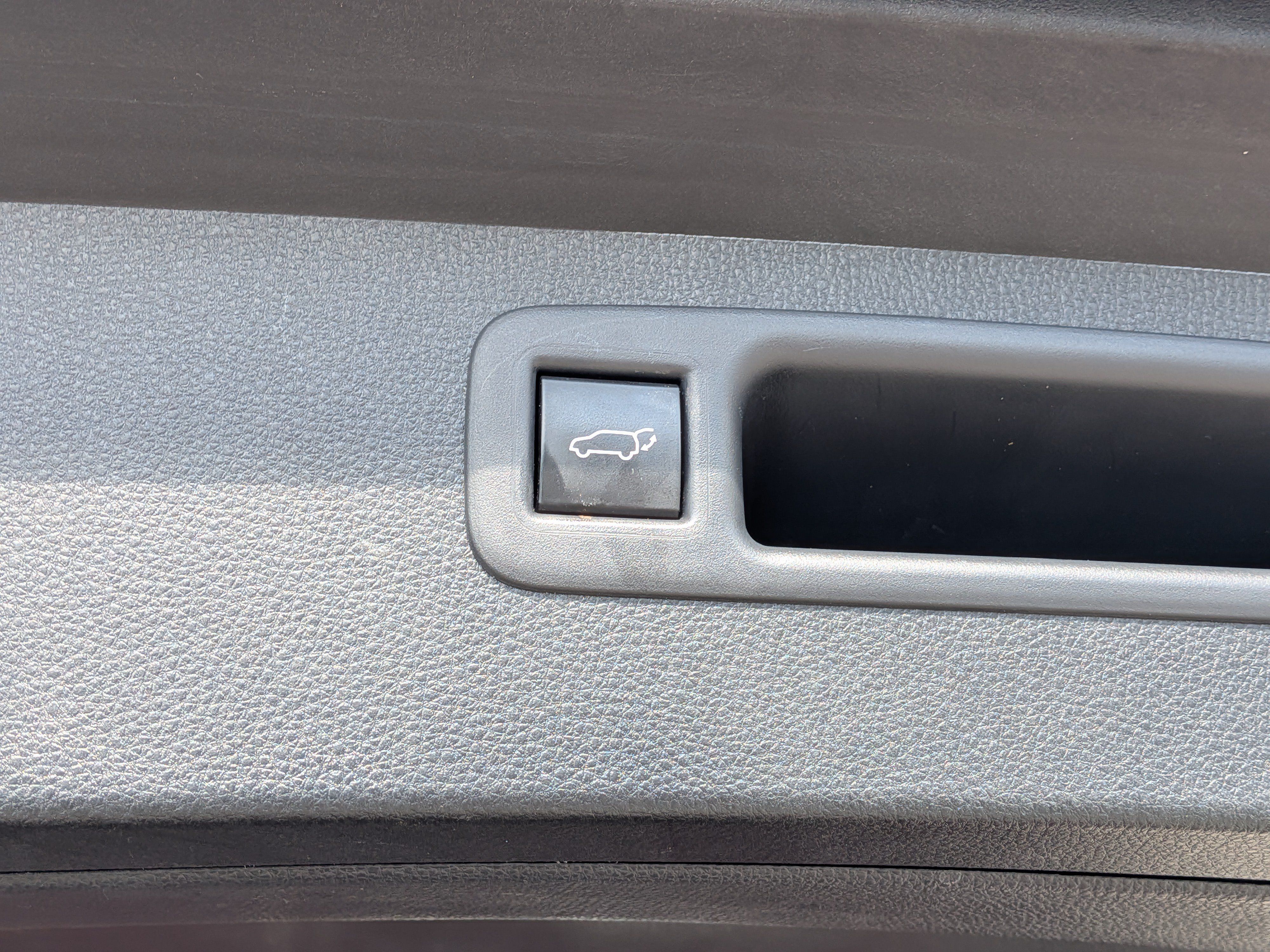 Used 2020 Toyota Highlander XLE AWD/4WD image 14