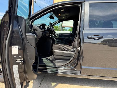 Used 2018 Dodge Grand Caravan SE FWD image 9