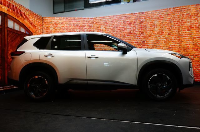Certified 2025 Nissan Rogue SV AWD/4WD image 5