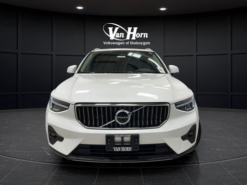 Used 2023 Volvo XC40 B5 Plus w/ Driver Assist Package AWD/4WD image 2