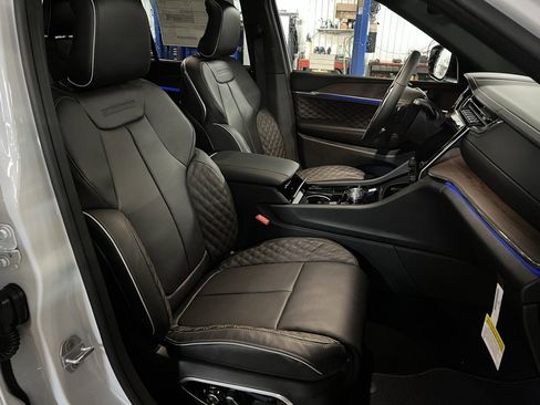 New 2025 Jeep Grand Cherokee Summit image 14