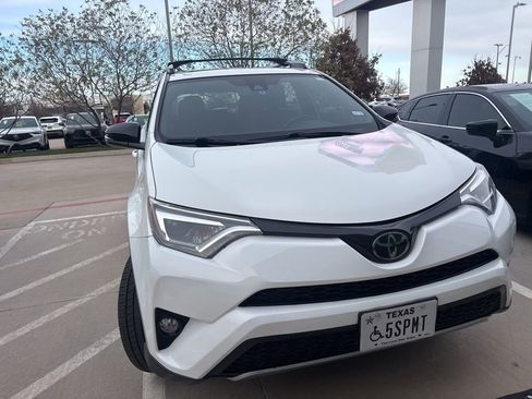 Used 2018 Toyota RAV4 SE image 2