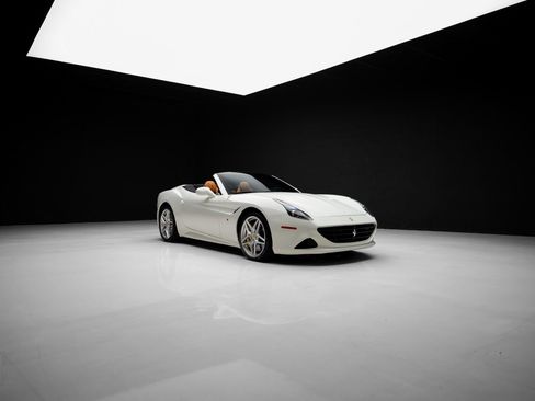 Used 2015 Ferrari California T RWD image 91
