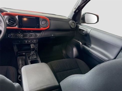 Used 2018 Toyota Tacoma TRD Off-Road AWD/4WD image 16