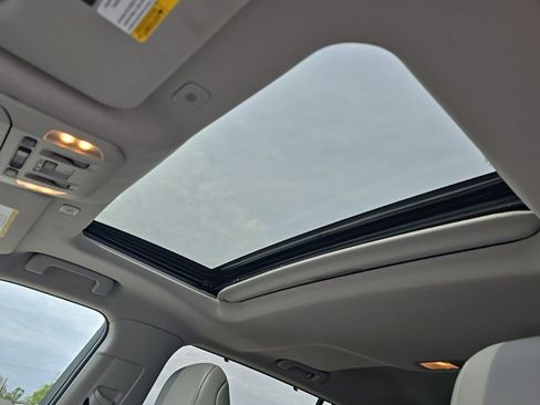 Used 2024 Toyota Highlander XLE AWD/4WD image 19